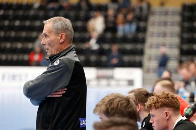 HCM-træner Claus Uhrenholt kunne se sit hold lide sæsonens første toppoint, da det blev 27-27 mod Give.