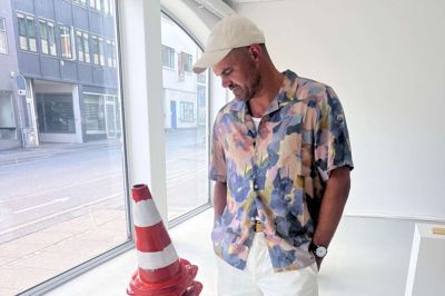 Kunstsamler Claus Risvig tager løbende rundt på kunstudstillinger og besøger messer og gallerier for at finde inspiration. Han har over de seneste 15 år opbygget en bred samling af kunstværker.