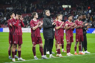 Elias Olafsson (nummer fire fra venstre), der her takker FCM-fansene sammen med holdkammeraterne, kom for sent til et taktikmøde og måtte nøjes med en plads på bænken mod FCK.
