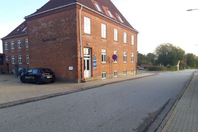 En bil ramte natten til lørdag Multihuset.