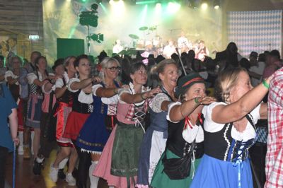 Kædedans hører sig til. De dansende slanger var mange, da foreningen Børneliv i Byen arrangerede oktoberfest igen i år.