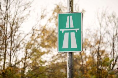 På motorvejsstykket ind mod Herning ved Tjørring ligger et dødt dyr på vejen, så pas på, hvis du skal den vej.