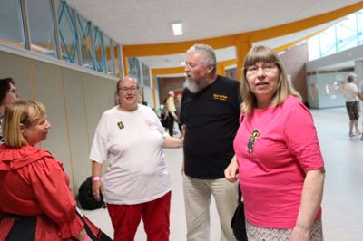 Efter 850 kilometer på tysk motorvej var ægteparret Erwin og Erika Ort - i sort og pink T-shirts - ganske ivrige efter at komme på dansegulvet, da de ankom til Ikast Nordre Skole torsdag aften.