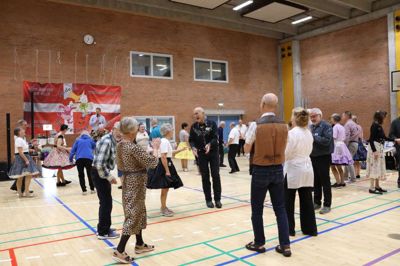 Fest og stemning på halgulvet i Hyldgårdshallen ved Hedens Squaredanseres 25 års jubilæum.