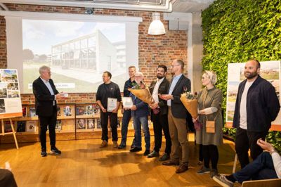 Der var bronzeplakette, diplom og blomster til vinderen af årets arkitekturpris i Herning Kommune. Byrådsmedlem Ulrik Hyldgaard (t.v.) fra udvalgskomiteen overrakte prisen til Fællesbo, der har bygget et fælleshus i genbrugsmaterialer. Huset er tegnet af Arkitektfirmaet Nord i Aalborg og flere uddannelsesinstitutioner har været med i både planlægnings- og byggeprocessen.