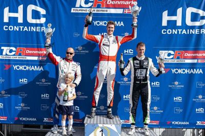 Nicolai Sylvest bliver her hyldet for sin sejr foran Casper Elgaard (tv.) og Kasper H. Jensen. Sidstnævnte fører i den samlede stilling. Foto: Kim Gripping/TCR Denmark/Boxengasse.dk