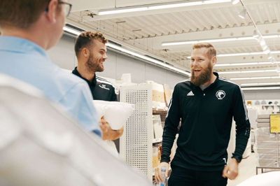 Bjerringbro-Silkeborg har fået Jysk som ny hovedsponsor, og det skaber glæde hos Nikolaj Øris, der her ses til højre. Foto: Jysk