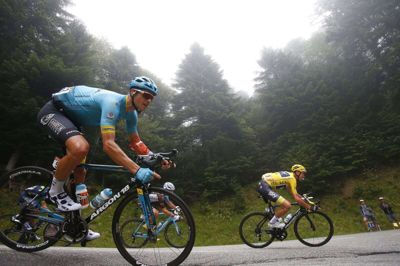 Jakob Fuglsang skal fra næste sæson køre på hold med Chris Froome (gul trøje). Foto: Ritzau Scanpix