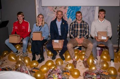 Silkeborg Kajakklub havde gang i den helt store hyldest torsdag aften. Fra venstre ses Thorbjørn Rask, Cathrine Rask, Mads Brandt Pedersen, Morten Graversen og Nikolai Thomsen. Foto: John Mortensen