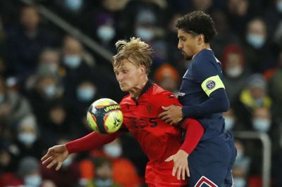 Kasper Dolberg er her i duel med PSG-forsvareren Marquinhos. Foto: Ritzau Scanpix