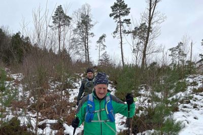 Ruten blev testet i weekenden. Her et af de krævende nedløb. Forrest er det Jørn Andersen fra Galten Ultra Løbere, der på lørdag stiller op i klassen mellem 75 og 80 år.Foto: Simon Grimstrup