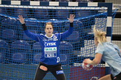 Stine Bonde kom ind og var tæt på at blive matchvinder mod Holstebro, der udlignede seks sekunder før tid. Foto: Martin Ballund