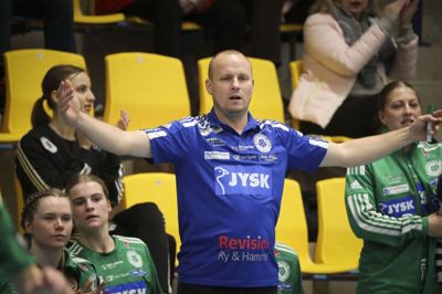 Jakob Andreasen forsøgte med flere forskellige løsninger på, at Mathilde Kristensen sad ude med corona mod Aarhus United. Men ingen af delene lykkedes i første halvleg. Foto: Martin Ballund