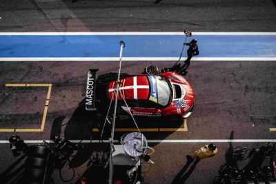 GMB Motorsport er tydelig at kende på Le Mans-banen med det danske flag på toppen. En stribe sponsorer er med inde over hos Silkeborg-teamet. Foto: GMB Motorsport