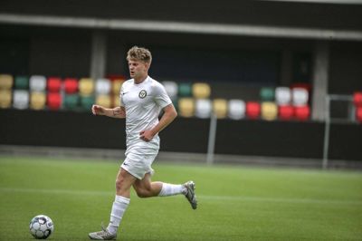 Nikolaj Sauer er til daglig en del af truppen hos 3. divisionsklubben Young Boys, men tirsdag aften hjalp han moderklubben Silkeborg KFUM og scorede i den vigtige playoffkamp. Foto: Martin Ballund