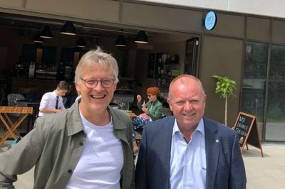 Midtjyllands Avis har sat Morten Bruun og Kent Madsen (t.h.) stævne på Lots Is og Kaffebar på Søtorvet i Silkeborg. Det er der kommet tre podcacsts ud af, og den første udgives i dag. Foto: Hans Krabbe