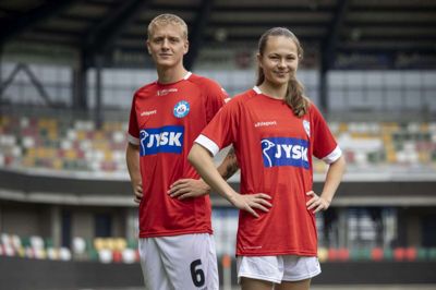 Hannah Fruensgaard og holdkammeraterne i Silkeborg IF Q kan fremover iføre sig en trøje, der til forveksling ligner den, som Pelle Mattsson og SIlkeborg IF spiller i. Foto: SIF Q