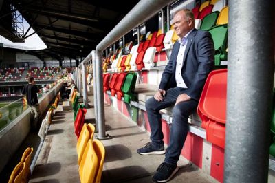 Ved siden af arbejdet med at forbedre forholdene på Jysk Park kigger Kent Madsen og den øvrige stab i øjeblikket også ind i en større planlægning af udlandseventyret i europæisk fodbold. - Mange tror måske, at vi kommer til at forbedre vores indtægter markant ved salg af billetter, øl, vand og mad til hjemmekampene. Men man skal samtidig huske på, at det er vanvittig dyrt at rejse rundt i Europa. Reglerne siger, at vores spillere skal rejse med et chartret fly. Alene omkostninger til transport og overnatning er store, siger Kent Madsen.