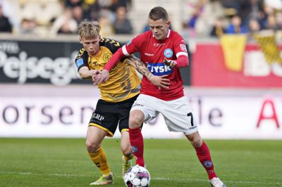Silkeborg IF’s Kasper Kusk (t.h.) er her i en duel med AC Horsens’ Mikkel Lassen. SIF-spilleren har fået en glimrende start i Silkeborg. Foto: Henning Bagger/Ritzau Scanpix