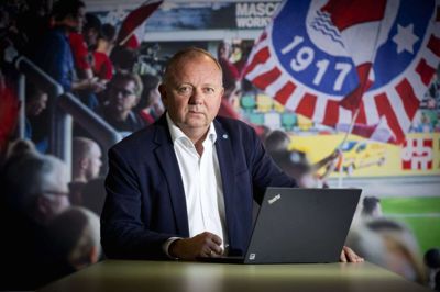 - Skal vi klare os på sigt i Silkeborg, skal vi ikke kun være klar til forandring og udvikling. Vi skal også ville det, slår Kent Madsen fast. Mandag den 3. juli fylder han 60 år. Foto: Jakob Stigsen Andersen