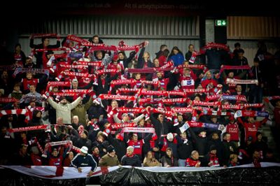 Silkeborgvalsen spilles i dag i en omskrevet version, inden fodboldspillerne løber på banen. Her er det kutymen, at publikum rejser sig op og synger med på sangen, mens man holder sit fan-tørklæde op. Foto: Jakob Stigsen Andersen