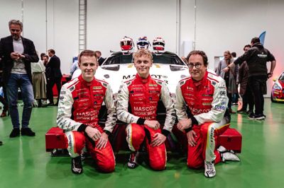 Kasper H. Jensen, Gustav Birch og Jens Reno Møller foran den Aston Martin, som GMB Motorsport i 2023 skal køre Le Mans i. Foto: Caroline Sternsdorf, GMB Motorsport