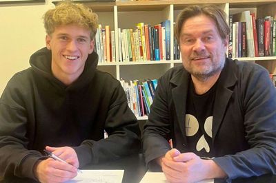 Mathias Glud Laursen er her fotograferet ved siden af Young Boys FD-direktør Holger Kristiansen. Foto: Young Boys
