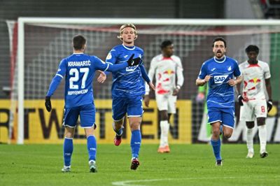 Kasper Dolberg og Thomas Delaney løb tilbage efter førstnævntes scoring i håbet om en udligning, men den kom aldrig. Annegret Hilse/Reuters