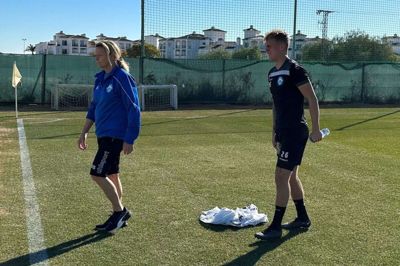 Niclas Holm Pedersen forlader her banen sammen med massør Nina Schack. Foto: Mathias Hove Andersen