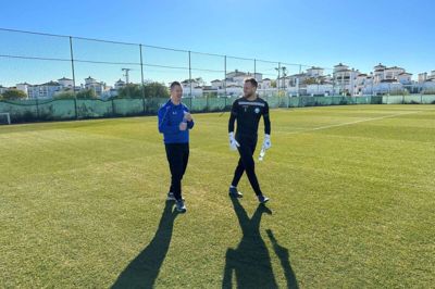 Nicolai Larsen, der her ses til højre sammen med holdleder Kasper Jensen, ligner p.t. det bedste bud på en ny anfører i SIF.