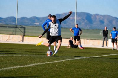 Oskar Boesen taler flydende spansk, men den talentfulde SIF-spiller har kun brugt det en enkelt gang på turen, da keeper Aske Andresen havde mistet et nøglekort til hotelværelset. Foto: Søren Haulund/Silkeborg IF
