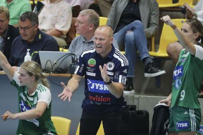 Sofie Bæk Andersen (t.h.) udtrykker stor respekt for Ikast Håndbold. Foto: Martin Ballund