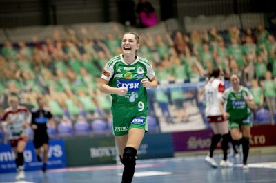 Sofie Bæk Andersen havde god grund til at smile under det, der viste sig at være karrierens sidste kamp. Hun scorede tre gange i Jysk Arena, da rivalerne fra Herning-Ikast blev slået med 29-28. - Det var noget nær det perfekte punktum, siger hun. Foto: Jakob Stigsen Andersen