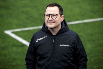 - Virkeligheden er også, at vi har en trup lige nu, som er ansat på nogle vilkår, hvor de overpræsterer helt vildt. Derfor vil der også være interesse for dem på et højere niveau, som spillerne kan finde interessant ud fra et økonomisk synspunkt. Det gælder ikke så meget det sportslige, for vi har et fantastisk tilbud her i efteråret, siger sportschef Jesper Stüker. Foto: Jakob Stigsen Andersen