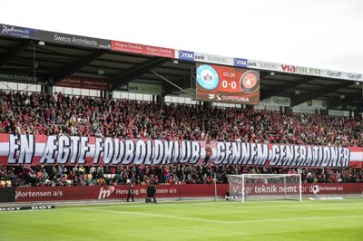 SIF-fansene har for vane at lave en flot tifo, når fusionsklubben FC Midtjylland kommer på besøg. Foto: Martin Ballund