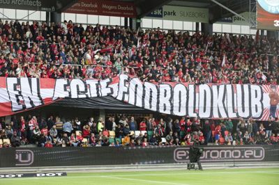 Der er lagt op til noget af en gyserkamp, når Silkeborg IF og FC Midtjylland kæmper om at komme i mesterskabsspillet. På forhånd har Silkeborg IF på de sociale medier drillet naboerne fra Herning og Ikast med, at deres spillere, trænere og ledere bor i Danmarks outdoorhovedstad, Silkeborg. Foto: Martin Ballund