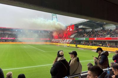 Det opgraderede videoudstyr blev for alvor sat på prøve under søndagens vilde 3-3-opgør mellem SIF og FCM, hvor et hav af pyroteknik blev taget i brug. Foto: Bo Amstrup/Ritzau Scanpix