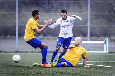 Silkeborg KFUM og Silkeborg Boldklub har i en lang årrække været faste støttepiller for seniorfodbolden i Silkeborg Kommune - eksempelvis ved dette lokalopgør i 2016. Men i forårssæsonen 2023 skal man kigge langt efter de hvide og gule trøjer på Søholt. Ingen af klubberne har formået at samle et seriehold på herresiden. Foto: Martin Ballund