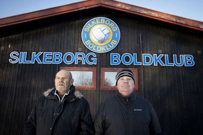 SB-formand Vagn Larsen (t.h.) har brugt utallige timer i klubhuset på Søholt, der fejrer 50 års jubilæum i år. Han begyndte til fodbold i klubben tilbage i 1968 sammen med Stig Nedergaard, der er klubbens altmuligmand. Sidstnævnte er æresmedlem i Silkeborg Boldklub. Foto: Martin Ballund