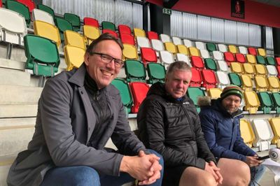 Sportsredaktør Peter A. Sørensen (t.v.) og sportsjournalist Mathias Hove Andersen (t.h.) havde fundet det varme tøj frem til det timelange interview på Jysk Park, som cheftræner Kent Nielsen gennemførte i shorts uden at fortrække en mine. Foto: Hans Krabbe