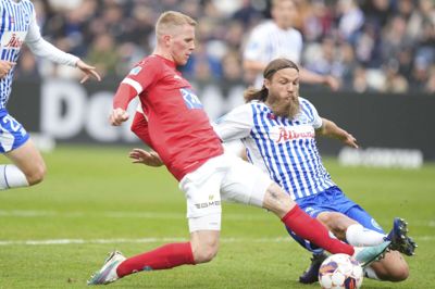 Tonni Adamsen var flere gange lige ved og næsten mod OB. Foto: Claus Fisker/Ritzau Scanpix