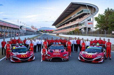 Det er et meget stort hold, som GMB Motorsport har med i Barcelona. Foto: GMB Motorsport