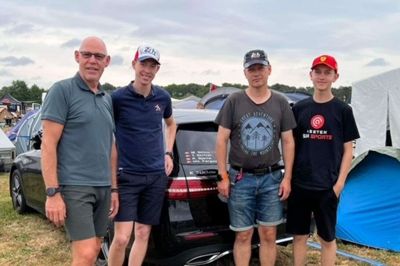 Fra venstre er det Carsten Heide, sønnen Jonas Christensen samt Henrik Stilou og sønnen Casper.