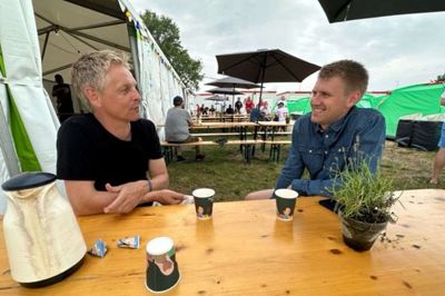 Peter Green og Mads Frandsen - til højre - sidder her ved bordet først på dagen i Camp GMB Motorsport.