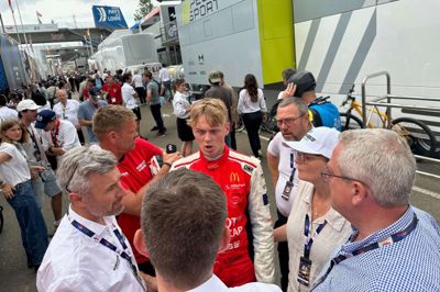 En skuffet Gustav Birch forklarer sine forældre og teamet om crashet. Foto: Peter A. Sørensen