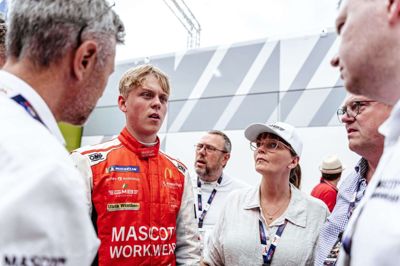 Gustav Birch har for alvor taget et skridt op af rangstien. Lørdag kørte han for øjnene af op mod 300.000 tilskuere i Le Mans. Her er han, da han mødte sine forældre og sit team efter crahset. Han var bleg, men blev hurtigt sig selv igen. - Jeg blev egentlig ikke forskrækket, for jeg tænkte kun på at få bilen i gang igen, sagde Gustav Birch. Foto: Caroline Sternsdorf/GMB Motorsport