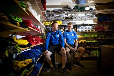 Kasper Jensen og Flemming Møldrup bruger en del tid i tøjrummet. det er dog især Kasper Jensen, der har hovedansvaret for at pakke tøjet til kampene.