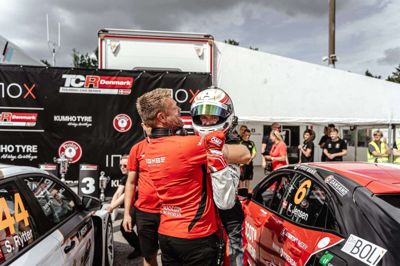 Kasper H. Jensen får et knus af mentalcoach Henrik Zarp efter andenpladsen på Djursland. Foto: Caroline Sternsdorf/GMB Motorsport