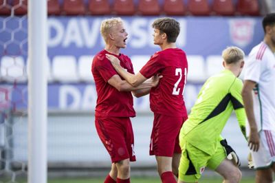 Alexander Busch (til højre) jubler her med Oliver Provstgaard over sidstnævntes mål til 2-2 mod Wales, men bare syv minutter senere blev SIF’eren vist ud. Foto: Bo Amstrup/Ritzau Scanpix