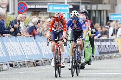 Mattias Skjelmose hentede og satte siden Søren Kragh Andersen i afslutningen på DM-linjeløbet. Bo Amstrup/Ritzau Scanpix